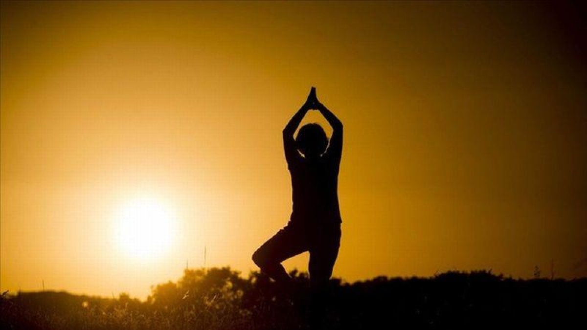 Mujer haciendo yoga en la naturaleza.-RAFA ALCAIDE/EFE