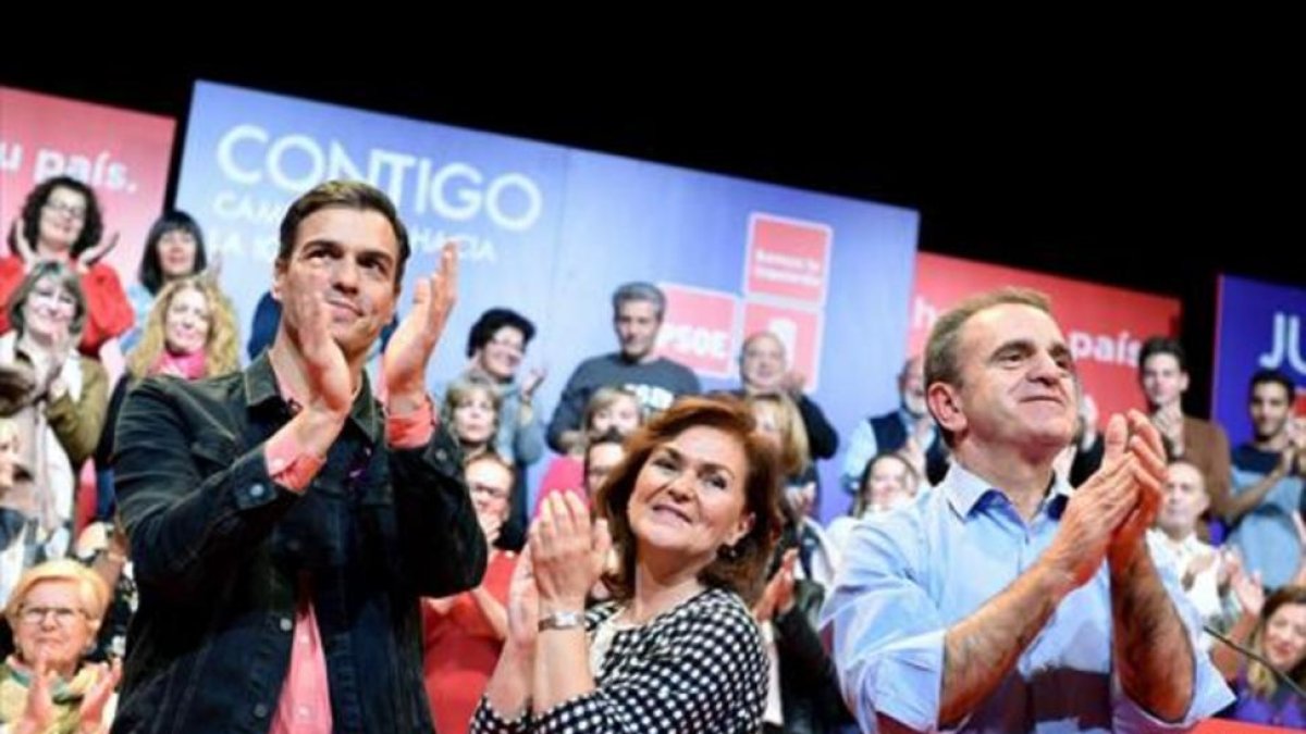 Pedro Sánchez, Carmen Calvo y José Manuel Franco el jueves en Alcorcón (Madrid), en un acto de la campaña contra el machismo.-EFE / F. VILLAR