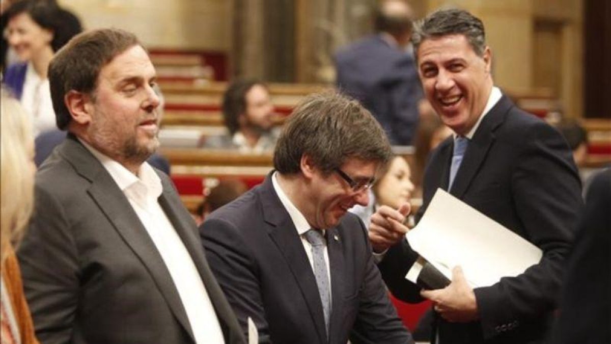 El líder del PPC en el Parlament, Xavier García Albiol, saluda al 'president' Carles Puigdemont, antes de una sesión de control en el Parlament.-EFE / MARTA PÉREZ