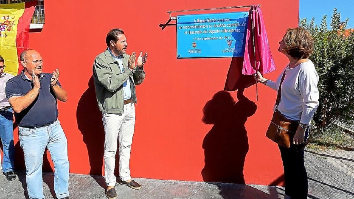La familia de Miguel Martín Luquero y el alcalde descubren la placa en los campos de la Sur.-REP. GRÁFICO: MONTSE ÁLVAREZ