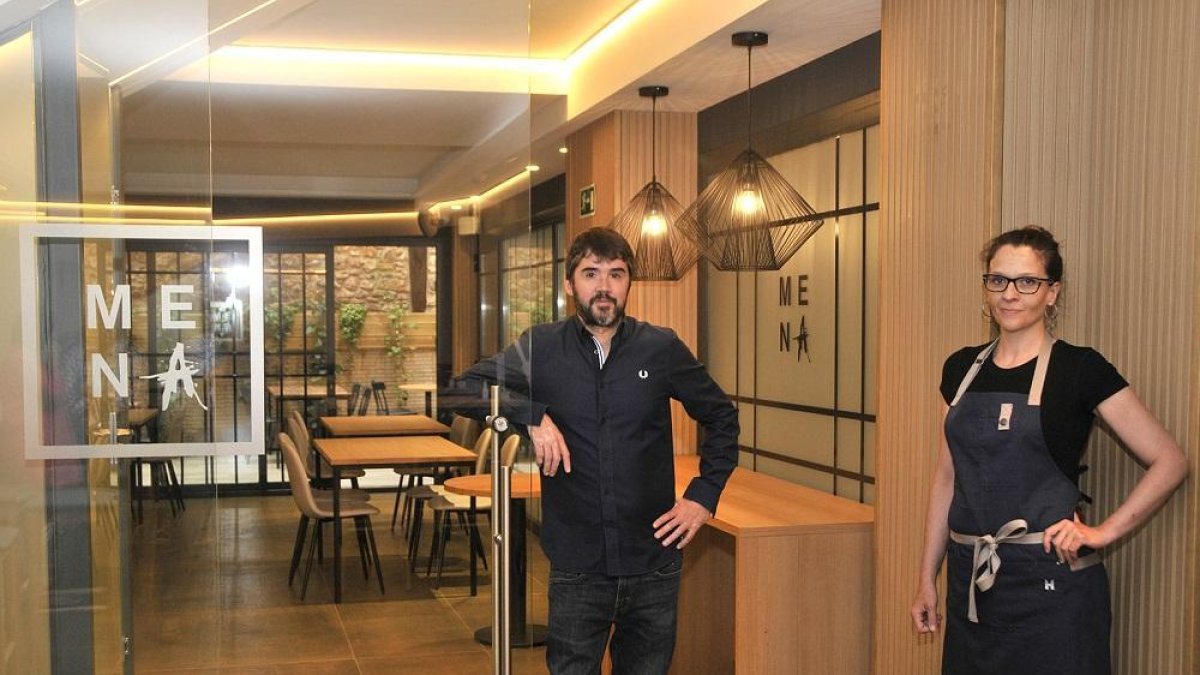 Óscar García y Mónica Pascual apuestan por democratizar la alta cocina a través de las tapas con ‘Mena, la Cocina del Mercado’, su nuevo establecimiento en Soria.-VALENTÍN GUISANDE