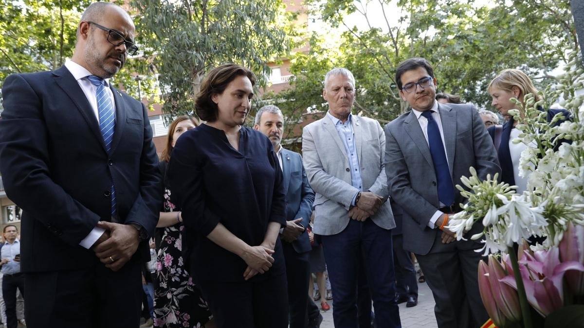 Homenaje a las victimas del atentado de Hipercor en el monumento a su memoria en la Avd.Meridiana, en el que han participado la alcaldesa Ada Colau y el conseller de Interior de la Generaltat Miquel Buch y Jose Vargas del AVTC.-E.M.