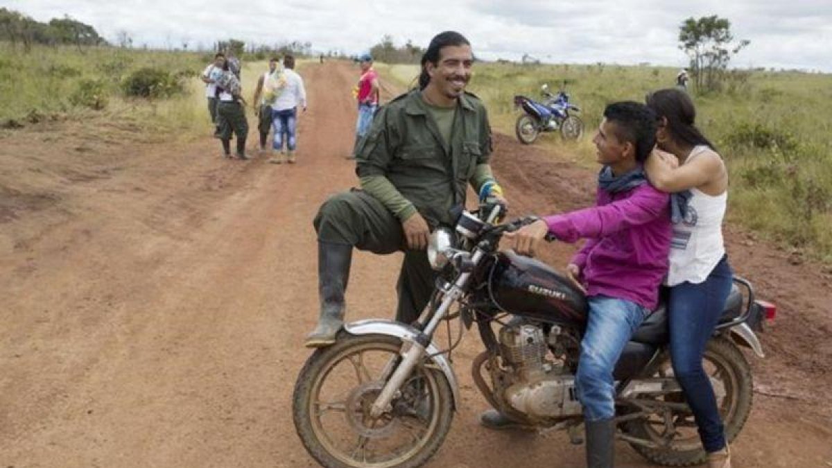 Miembros de las FARC durante su última conferencia en Yari, al sur de Colombia.-AP / RICARDO MAZALAN