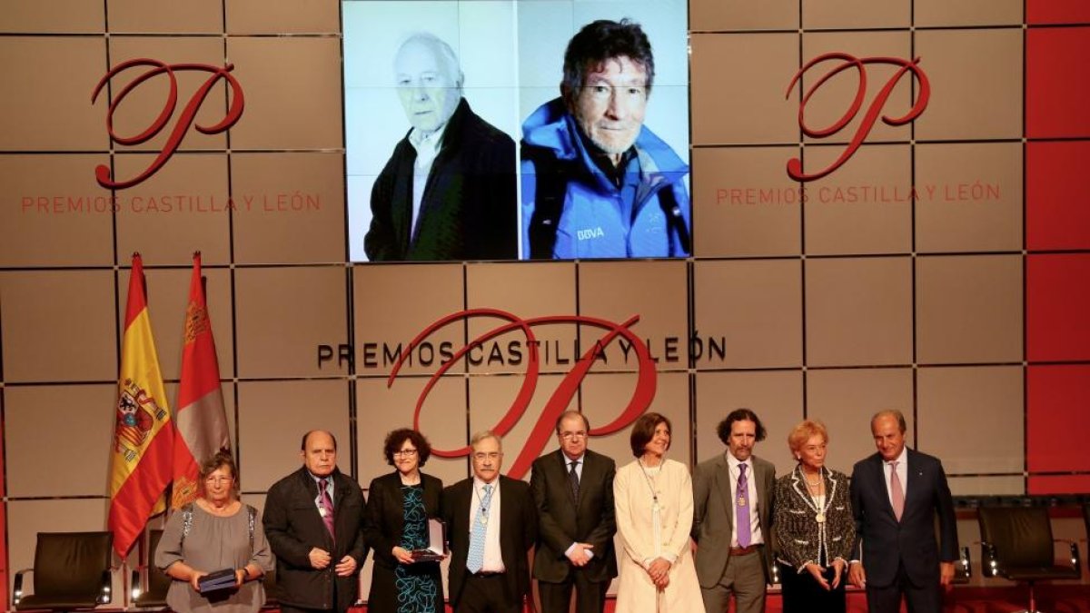 El presidente de la Junta, Juan Vicente Herrera, entrega los Premios Castilla y León 2015. En la imagen junto a los premiados y en la pantalla los premiados que no han podido asistir a recoger el premio-ICAL