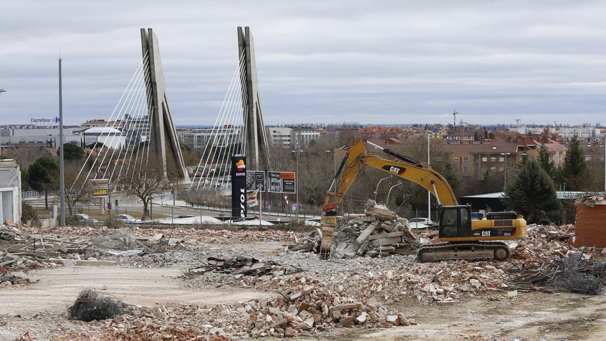 Trabajos de demolición en el solar en el que se construirá el supermercado Lupa. J.M. LOSTAU
