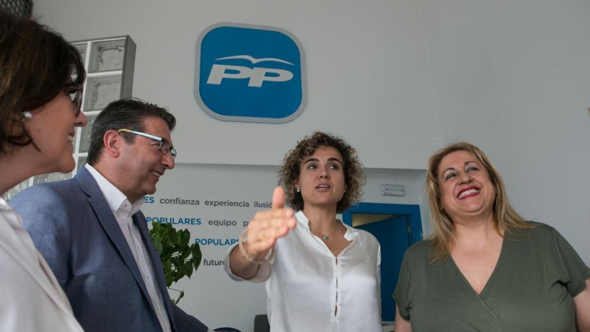 Dolors Monserrat, portavoz de la campaña a la presidencia del PP de María Dolores de Cospedal, atiende a los medios en Soria. En la imagen junto a la presidenta provincial, Yolanda de Gregorio (D) y el secretario provincial Jesús Angel Peregrina-Concha Ortega / ICAL