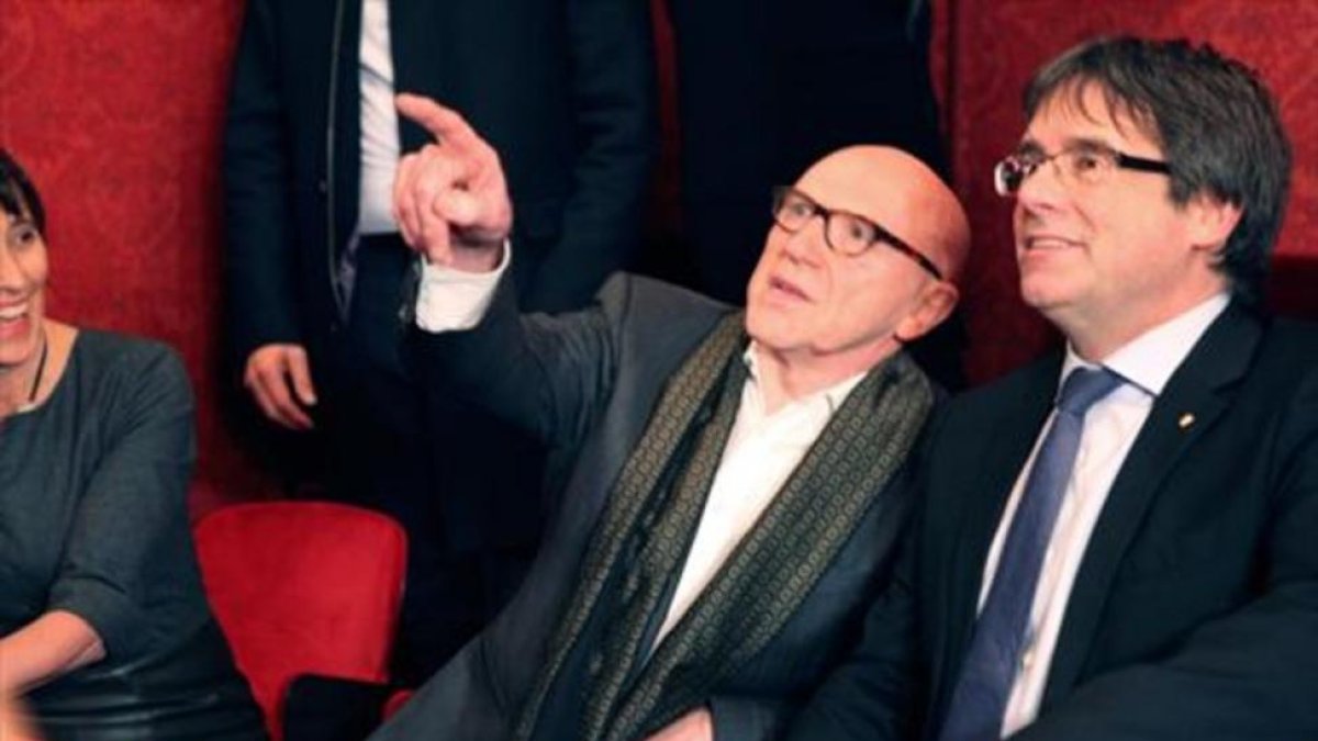 Puigdemont, junto a su abogado Paul Bekaert, en la Ópera de Gante, la noche del miércoles.-/ EFE / CARLOS REY ESTÉVEZ