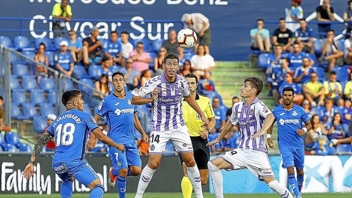 Alcaraz se dispone a controlar un balón ante la presencia de su compañero Toni y de Arambarri.-PHOTO-DEPORTE