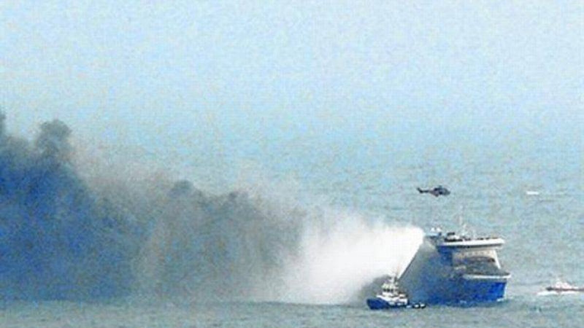 El 'Norman Atlantic', en llamas, durante el rescate.-Foto: REUTERS