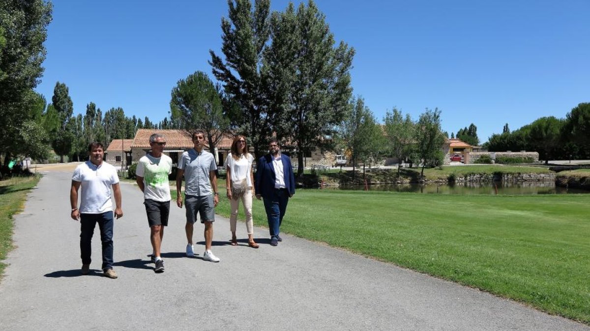 Representantes de la selección australiana de fondo y medio fondo visitan las instalaciones del complejo de ocio y deportivo Naturávila, dependiente de la Diputación Provincial.-ICAL