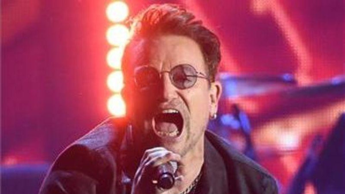El cantante Bono está muy concienciado con la enfermedad desde que su padre falleció de cáncer en 2001.-KEVIN WINTER