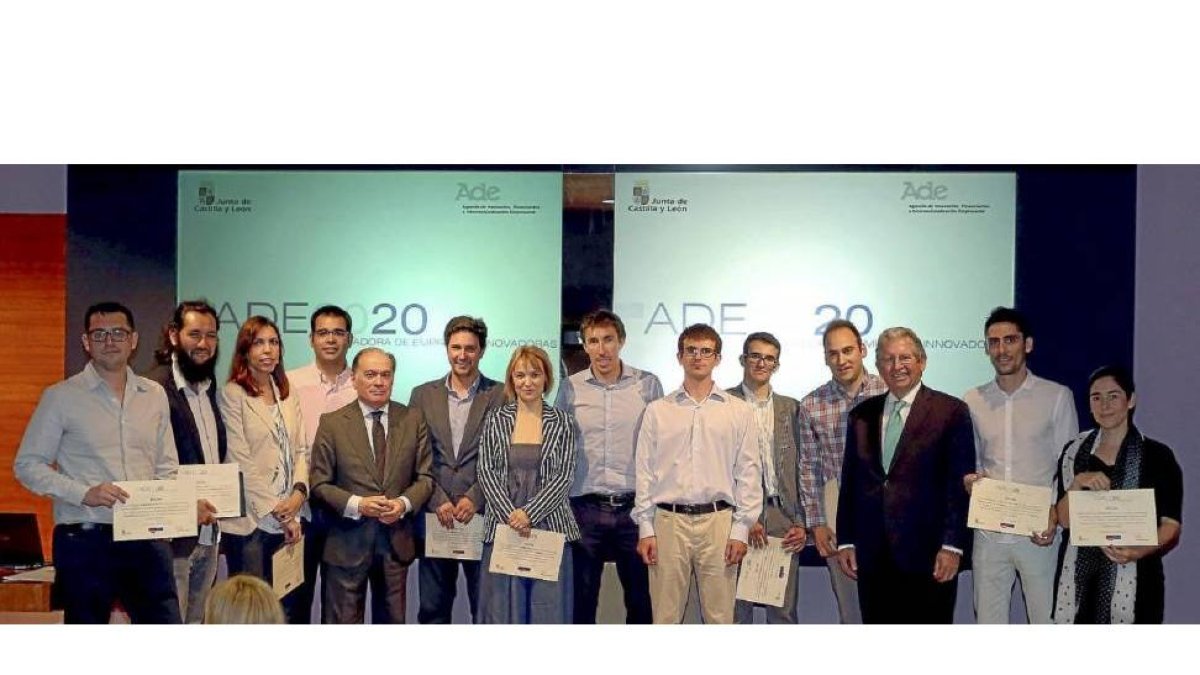 El consejero de Economía y Empleo, Tomás Villanueva y el presidente de CLH, José Luis López, junto a los premiados.-ICAL