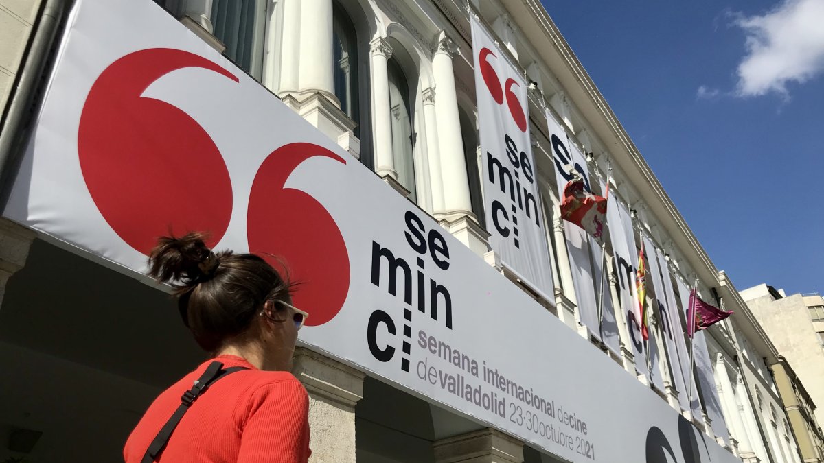 Teatro Calderón, con los carteles de la 66 edición de la Seminci. ICAL