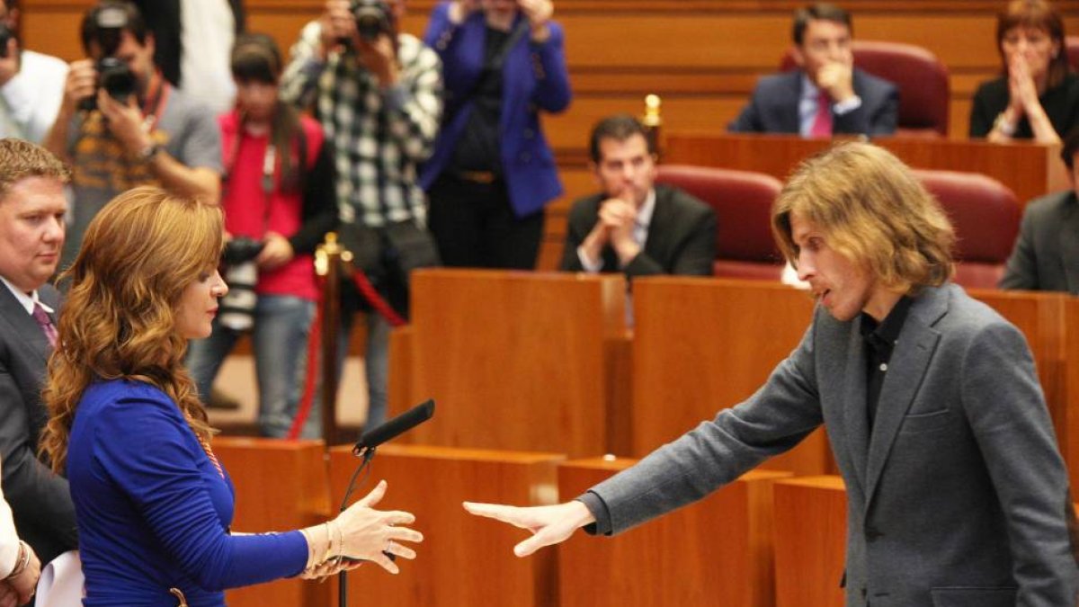 El procurador de Podemos Pablo Fernández en el momento de rechazar la medalla en la sesión constitutiva de la IX Legislatura de las Cortes de Castilla y León-Ical