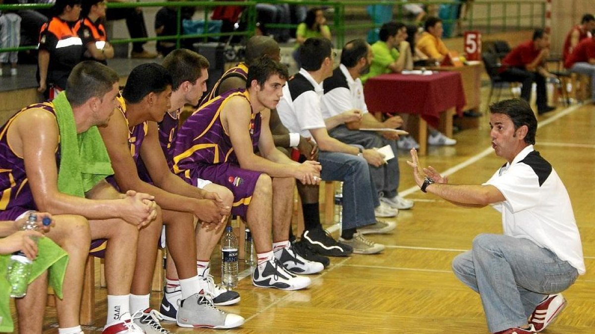 Porfi Fisac se dirige a su banquillo durante un partido de la campaña 2008-2009 en la LEB-Oro.-M. ÁLVAREZ
