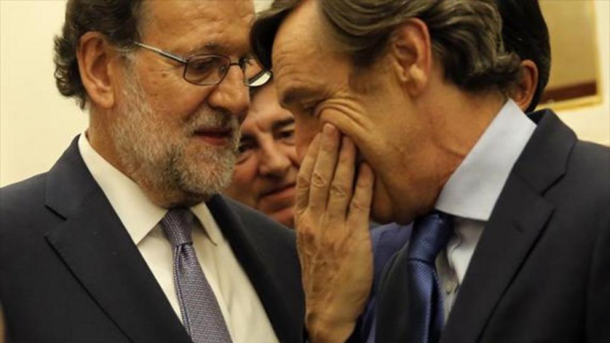 Mariano Rajoy (izquierda) y Rafael Hernando, en el pleno de investidura, en agosto.-JOSÉ LUIS ROCA