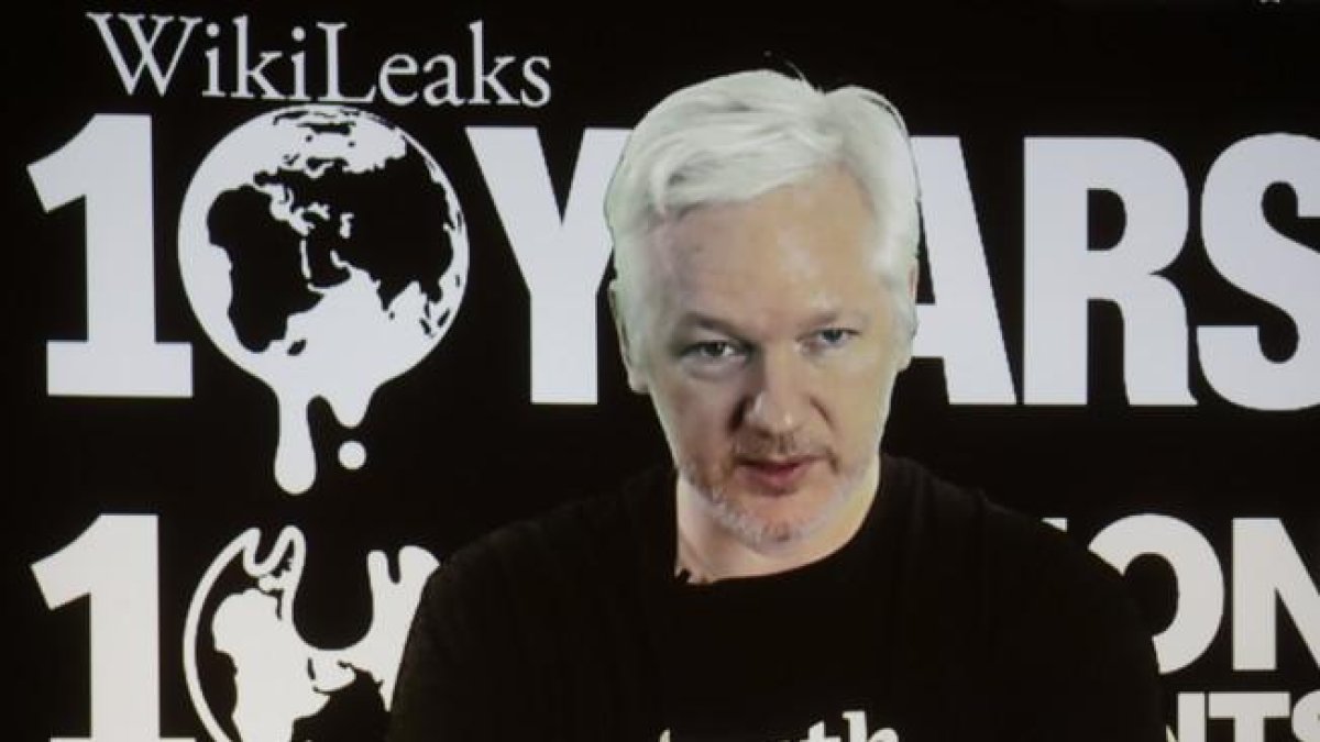 Julian Assange, en su aparición por videoconferencia.-MARKUS SCHREIBER / AP