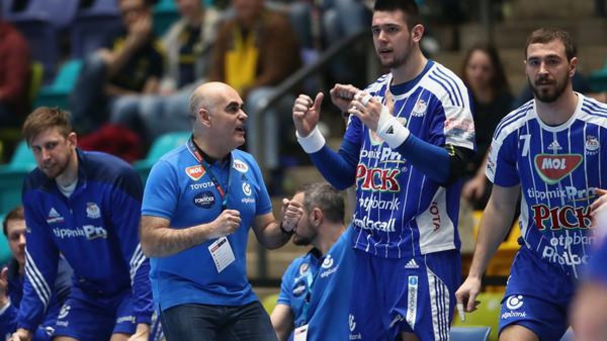 Juan Carlos Pastor da instrucciones a sus jugadores del Pick Szeged en un partido de la Liga de Campeones.-E.M.