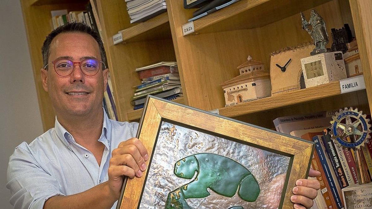 Eloy González, presidente del Teléfono de la Esperanza en Valladolid, muestra un cuadro en las instalaciones de la asociación.-MIGUEL ÁNGEL SANTOS / PHOTOGENIC