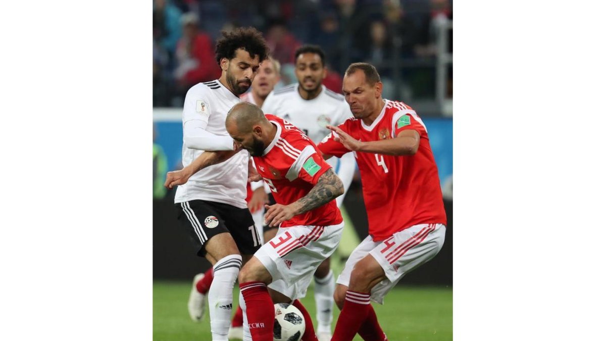 Mohamed Salah trata de arrebatarle el balón a Fedor Kudryashov-GEORGI LICOVSKI