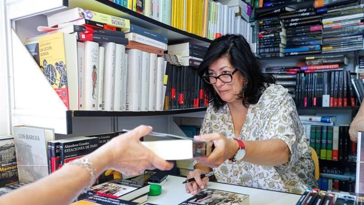 La escritora Almudena Grandes firma ejemplares en la Feria del Libro en Madrid.-EFE