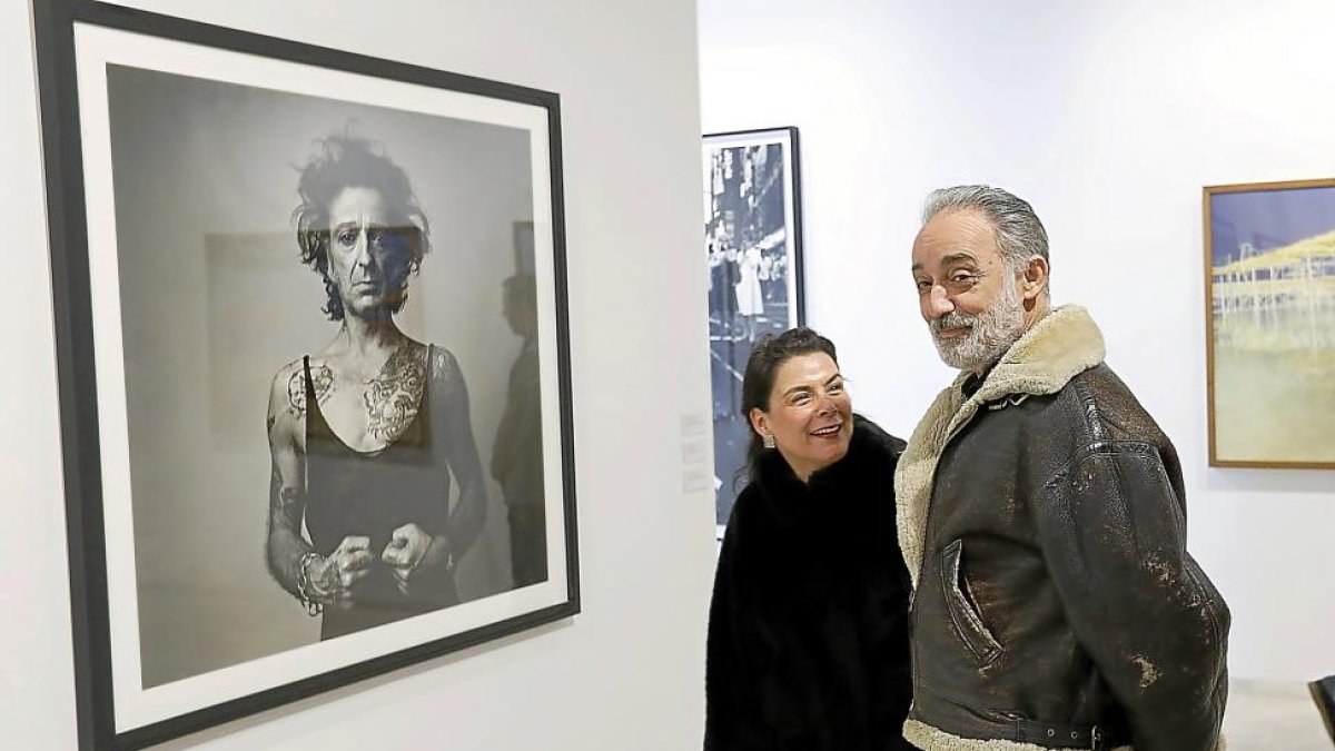 El fotógrafo leonés Alberto García-Álix, ayer, junto a su autorretrato expuesto en la sala 3 del Museo Patio Herrerianio.-J. M. LOSTAU