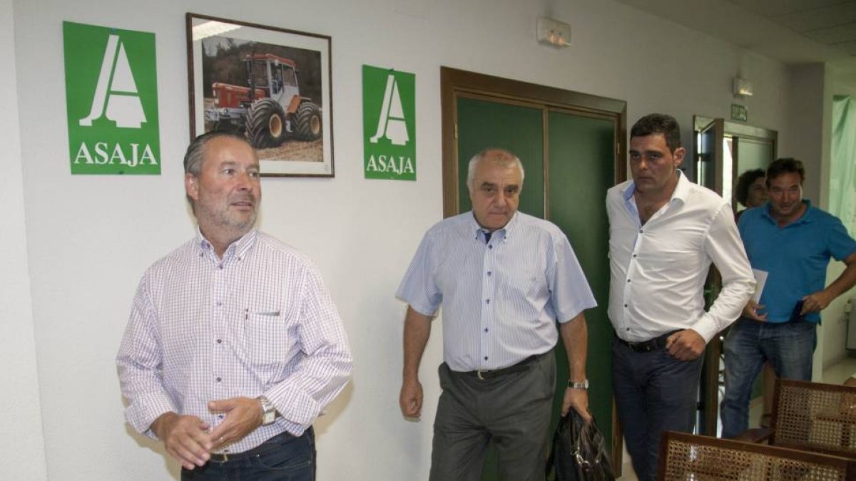 El presidente de Asaja en Castilla y León, Donaciano Dujo (I), y de Salamanca, Luis Ángel Cabezas (D), junto con el catedrático de la Universidad de Lleida, Luis Gonsálvez (C), presentan 'Provacuno', la interprofesional de la carne de vacuno que reúne a i-Ical