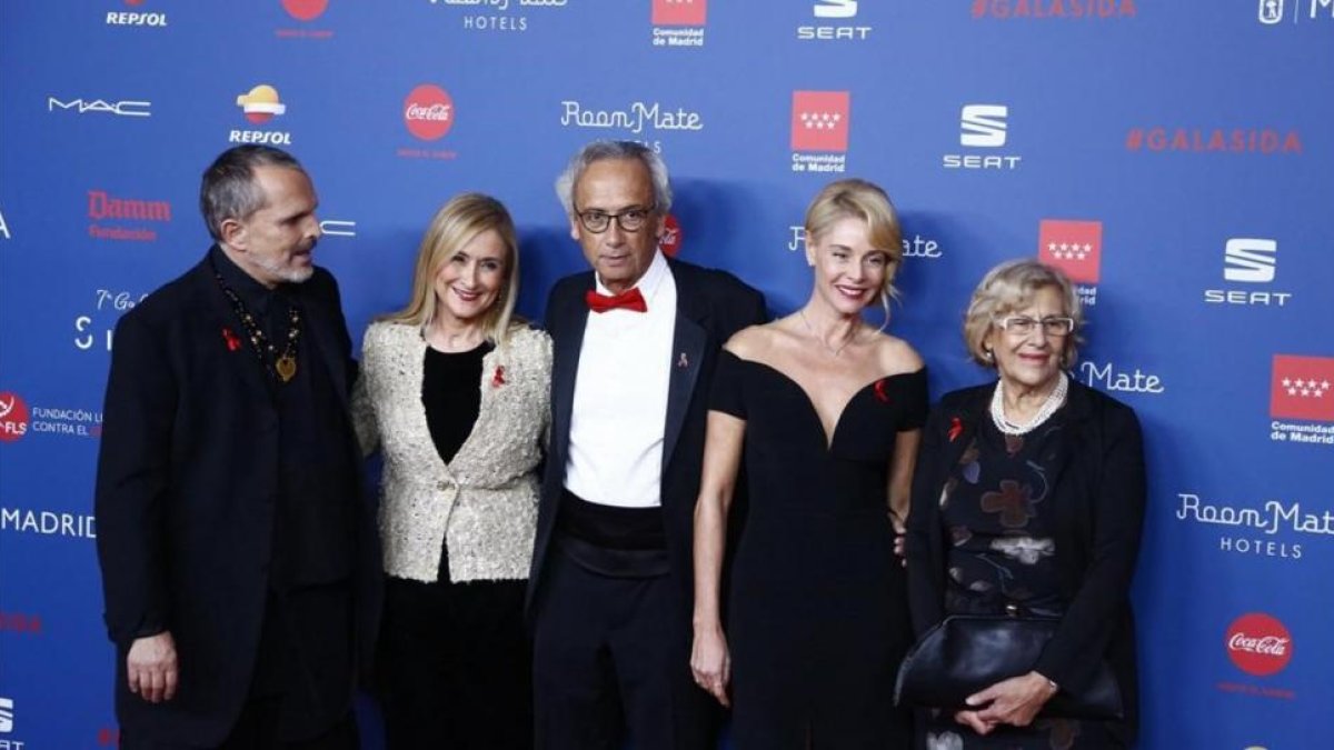 Miguel Bosé, Cristina Cifuentes, el doctor Bonaventura Clotet (fundador y director de la Fundación), Belén Rueda y Manuela Carmena posan en la Septima Gala del SIDA 2016, que se celebró por primera vez en Madrid, el 21 de noviembre.-AGUSTÍN CATALÁN