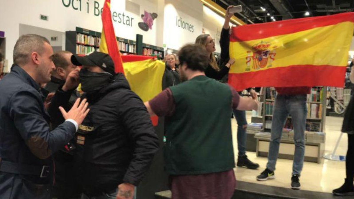 Imágenes de Twitter de los jóvenes que han irrumpido en el acto.-TWITTER