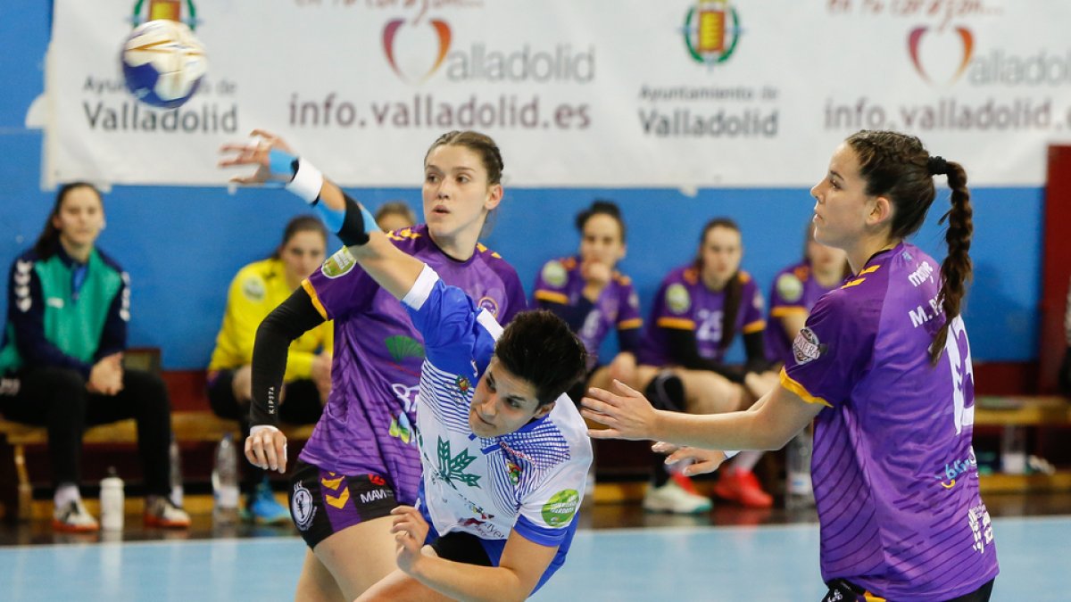 Cifuentes lanza a portería en posición acrobática. / J. M. LOSTAU