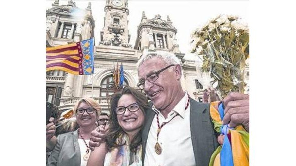 Mónica Oltra y Joan Ribó, frente al Ayuntamiento de Valencia.-Foto: MIGUEL LORENZO