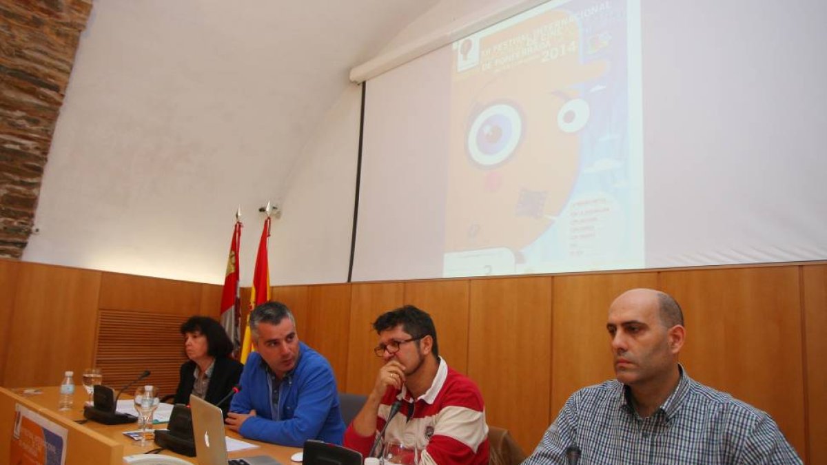 La jefa de Sección de Acción Cultural de la Junta, Erundina Iglesias, junto al concejal de Cultura del Ayuntamiento de Ponferrada, Santiago Macías (2I), y los organizadores del Festival de Cine de Ponferrada, Antonio Cidón (2D), y Antonio Morán (D), duran-Ical