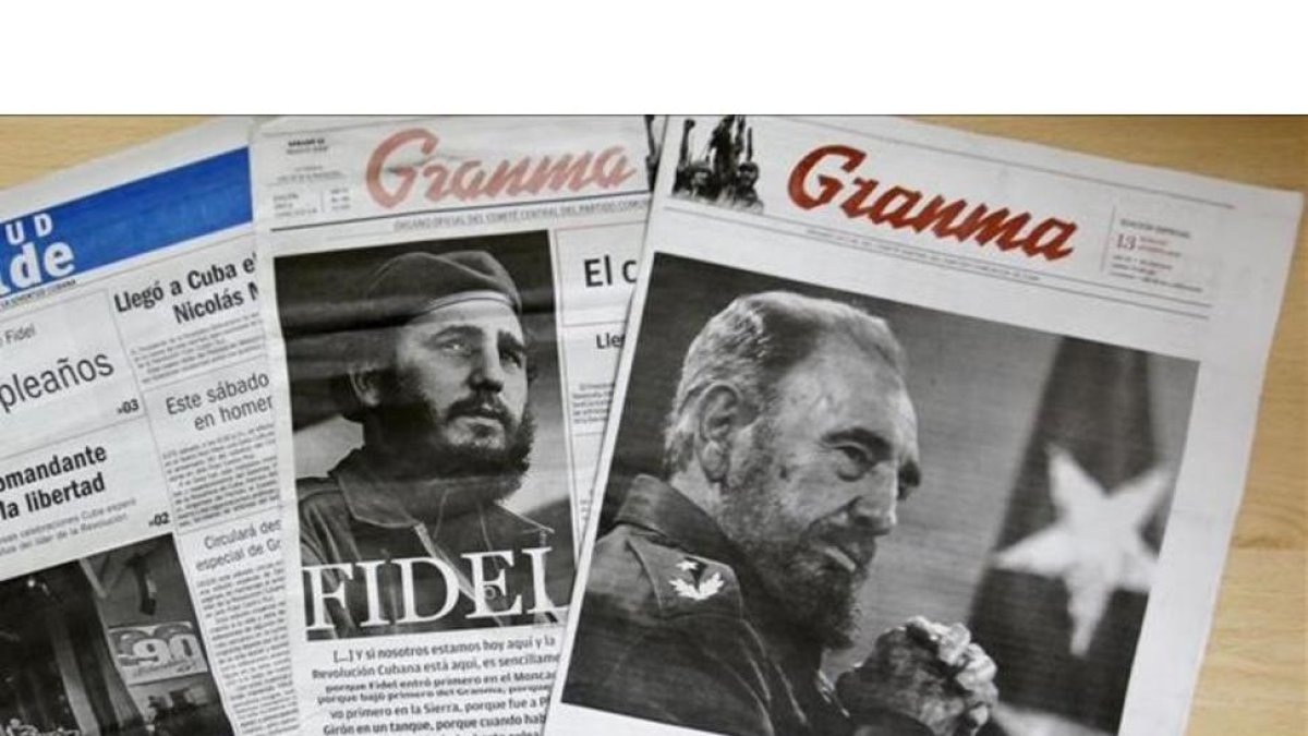 Vista de diferentes periodicos cubanos alusivos al cumpleanos 90 del lider de la revolucion cubana Fidel Castro.-EFE / ERNESTO MATRASCUSA