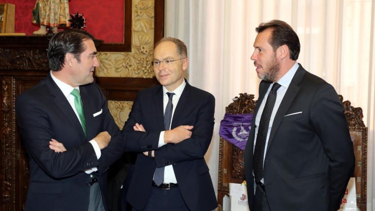El alcalde de Valladolid, Óscar Puente (D), el consejero de Fomento, Juan Carlos Suárez-Quiñones (I), y el presidente de Adif, Juan Bravo, firman un convenio ferroviario.-ICAL