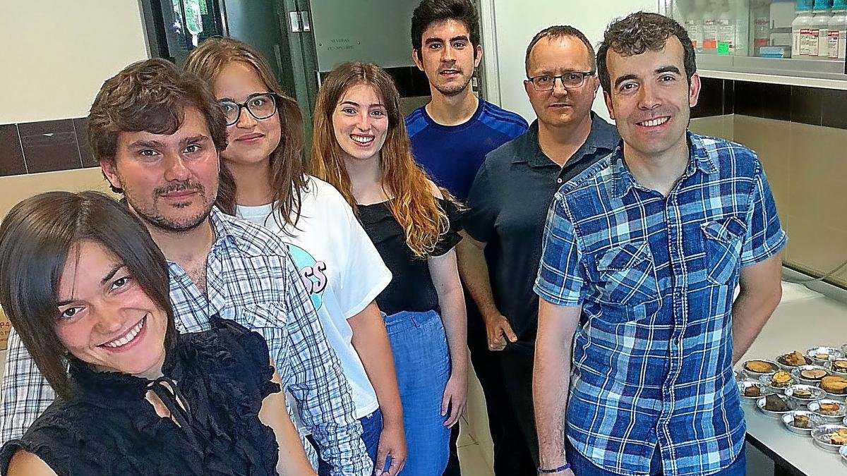 Marianna Fil, Óscar Velasco, Macarena Toral, María Bravo, Iván Álvarez, Alberto Sola y Carlos Barreiro en las instalaciones del Instituto de Biotecnología de León.-EL MUNDO