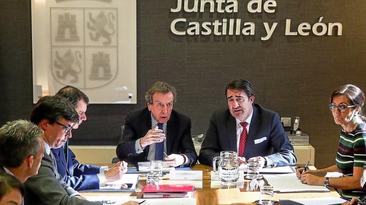 El vicepresidente, José Antonio de Santiago-Juárez, junto al consejero de Fomento, Juan Carlos Suárez-Quiñones.-ICAL