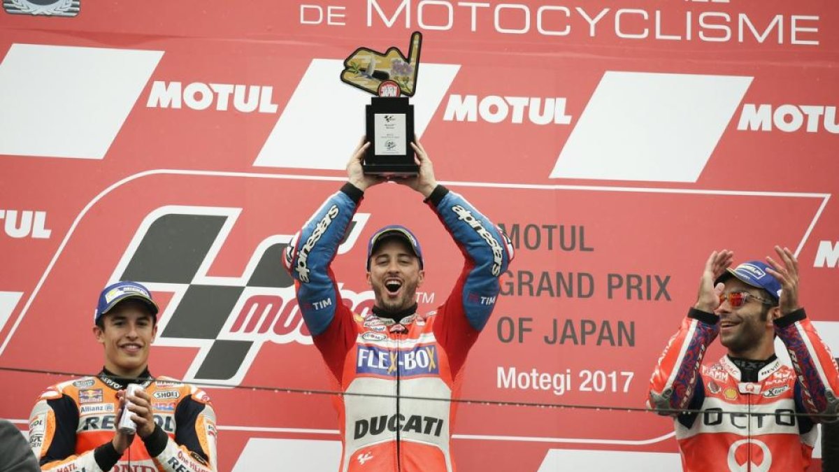 El podio del GP de Japón: Dovizioso, Márquez y Petrucci.-EFE