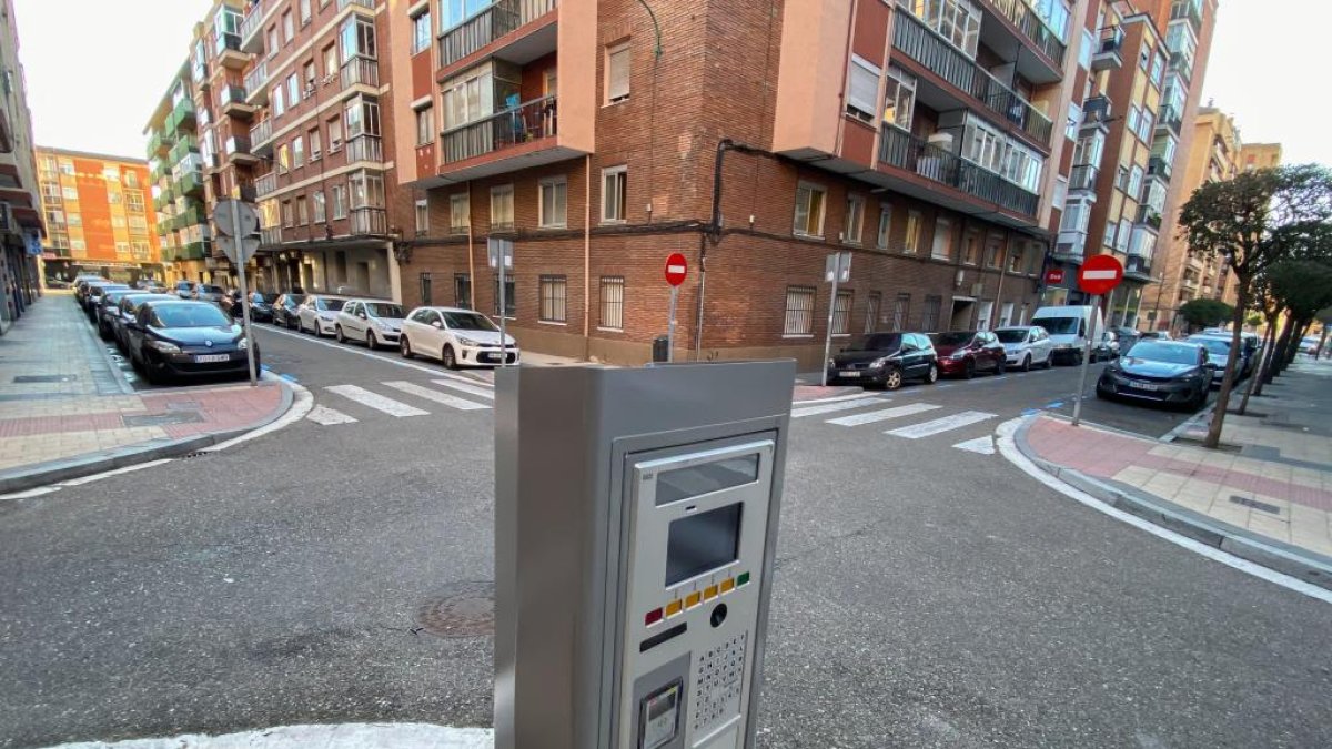 Ampliación de la ORA en Cuatro de Marzo y Las Farolas.- J. M. LOSTAU