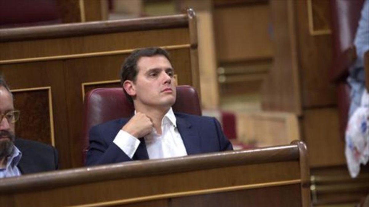 Albert Rivera, ayer por la tarde, en su escaño.-DAVID CASTRO