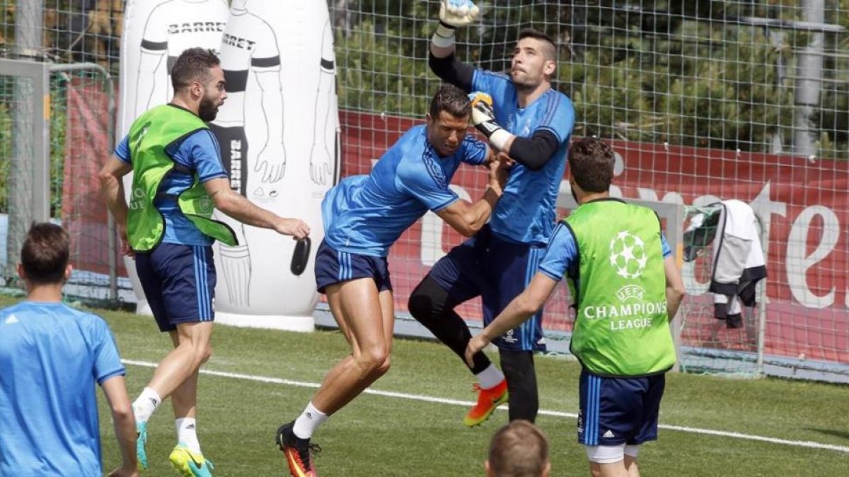 Momento en el que Carvajal empuja a Cristiano, que choca con Casilla antes de caer lesionado.-