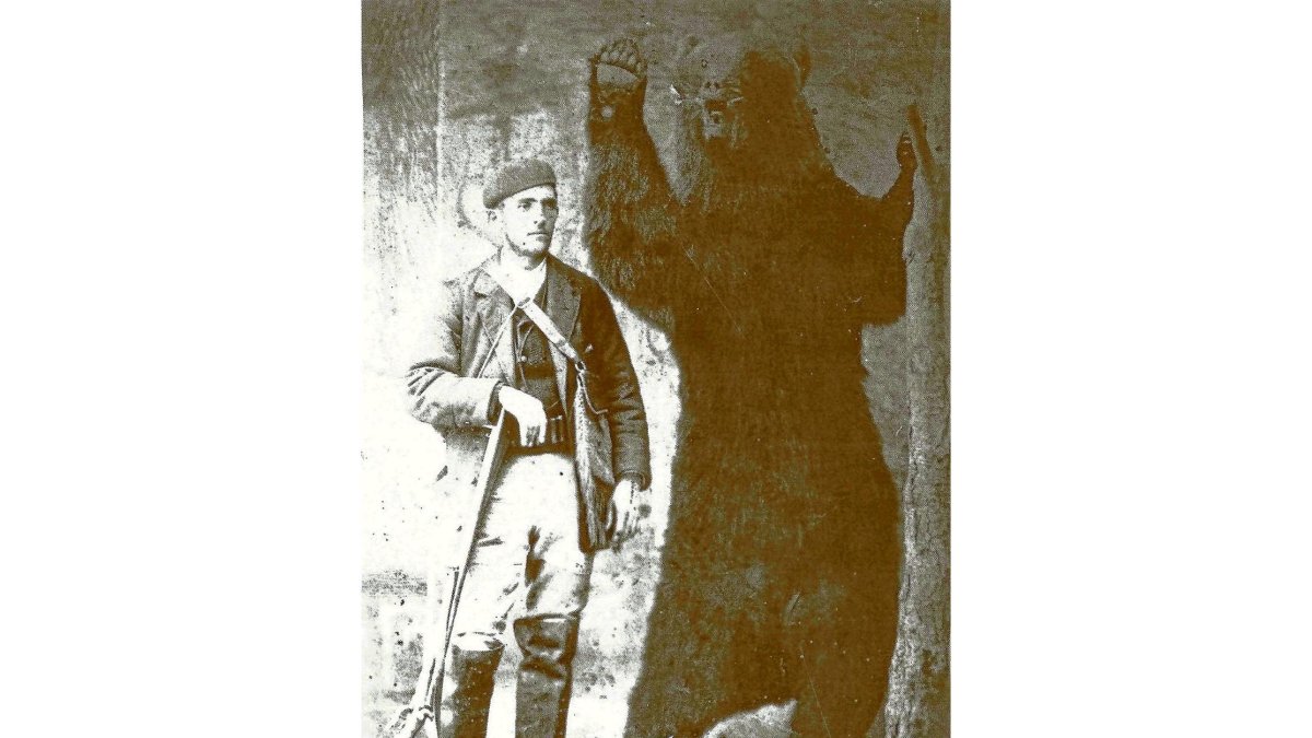 El doctor Ayestarán, de Barruelo de Santullán, con su oso, en una imagen de finales del siglo XIX; a la derecha, portada del libro.-ARCHIVO DE FERNANDO CUEVAS