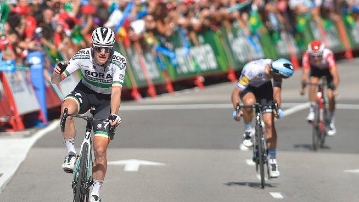El ciclista irlandés Sam Bennett a punto de cruzar la línea de meta en Bilbao.-AFP