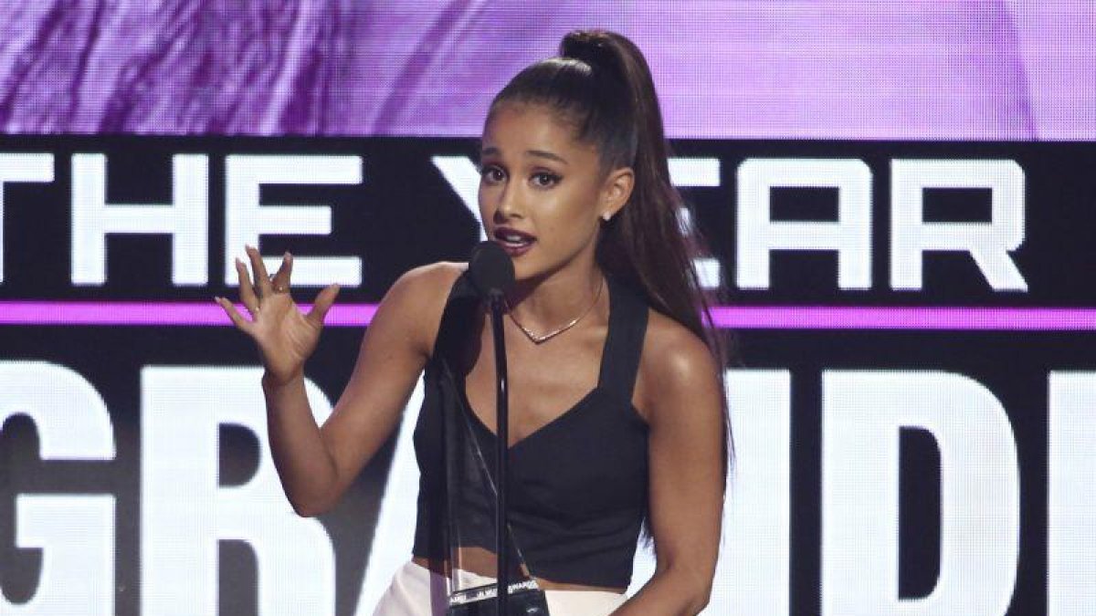 Ariana Grande, al recoger el premio a la mejor artista del año.-AP / MATT SAYLES