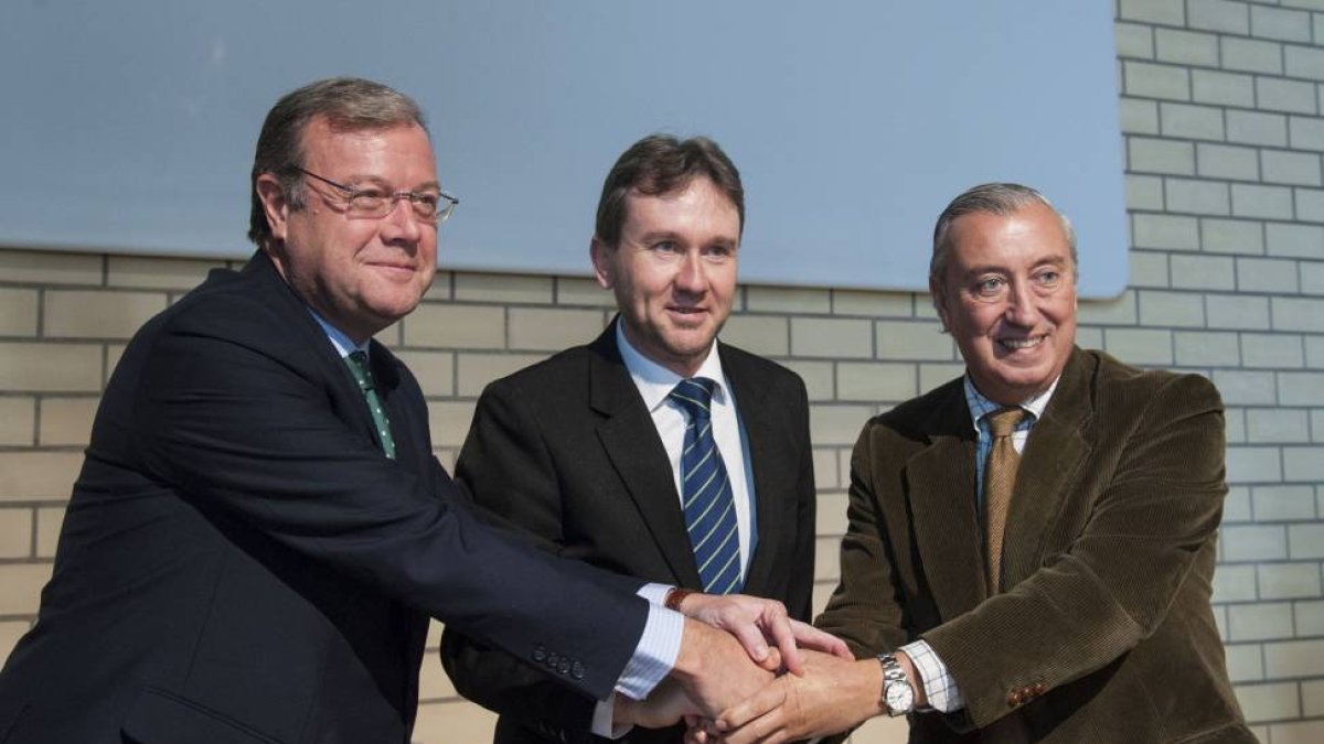El consejero de Fomento y Medio Ambiente, Antonio Silván; el secretario de Estado de Infraestructuras, Transportes y Vivienda, Julio Gómez-Pomar; y el alcalde de Burgos, Javier Lacalle, firman el acuerdo de colaboración para el desarrollo del Área de Reha-Ical