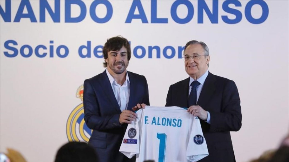 Fernando Alonso y Florentino, durante el acto en el que el piloto fue nombrado socio de honor del Madrid-ANGEL DIAZ