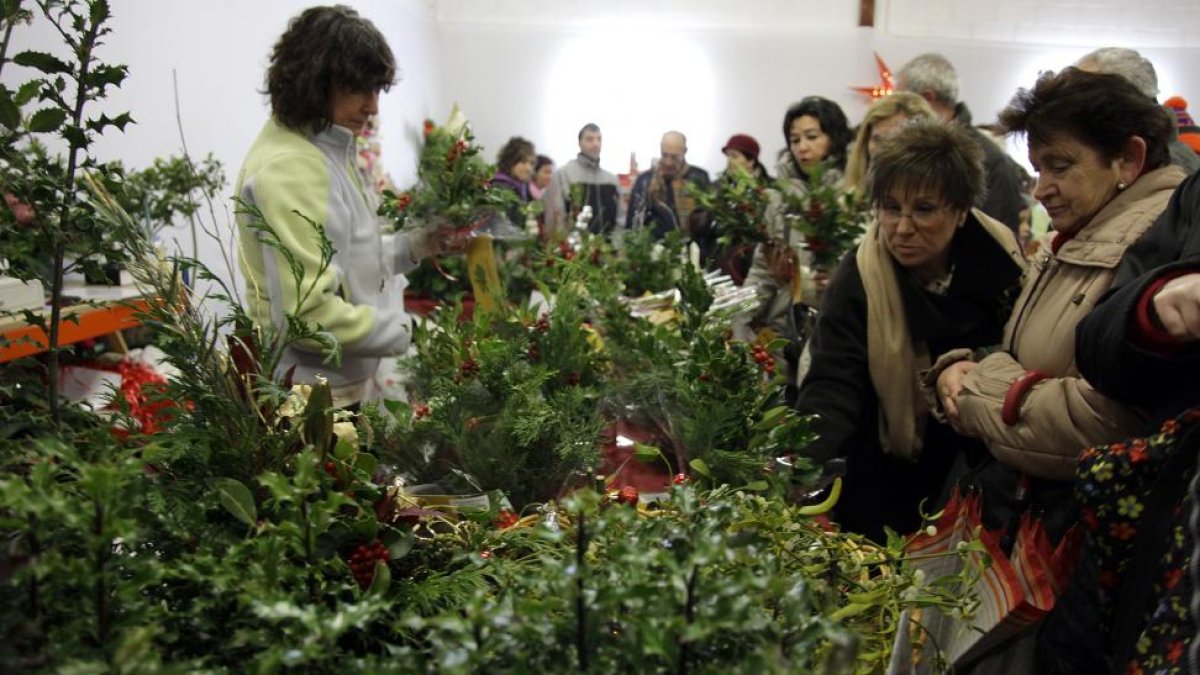 La Feria del Acebo se celebra en Oncala en el puente de diciembre y atrae cada año a miles de personas.-DIEGO MAYOR