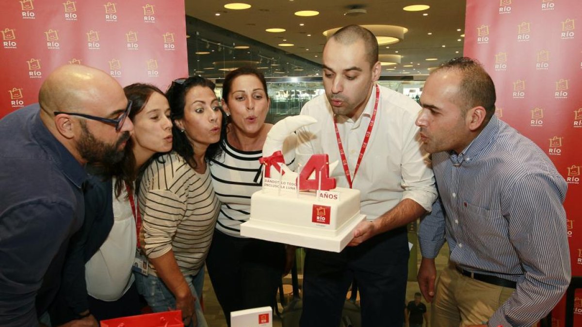 Mario Barros acompañado de su equipo y Javier Bayón (derecha) en la presentación del aniversario del centro.-J. M. LOSTAU