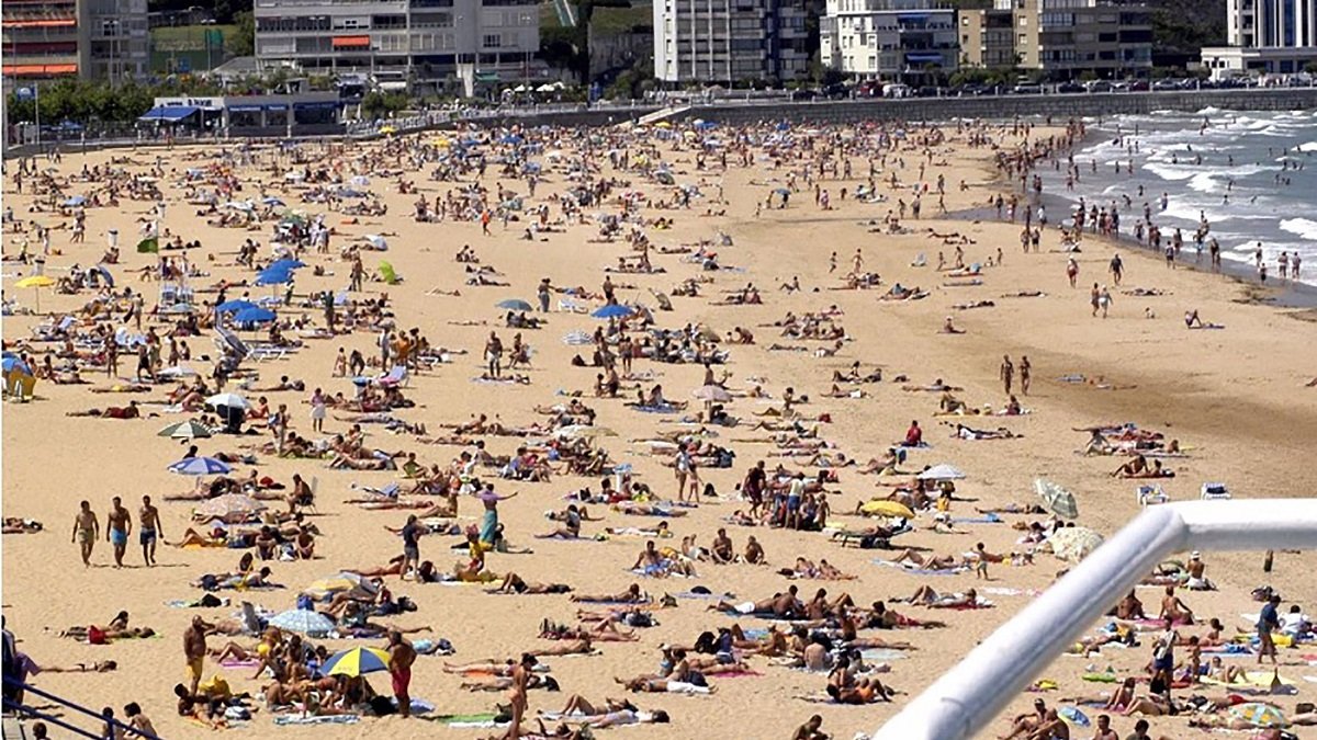 La playa El Sardinero en Santander copada de bañistas durante el verano en una imagen de archivo.- E. PRESS