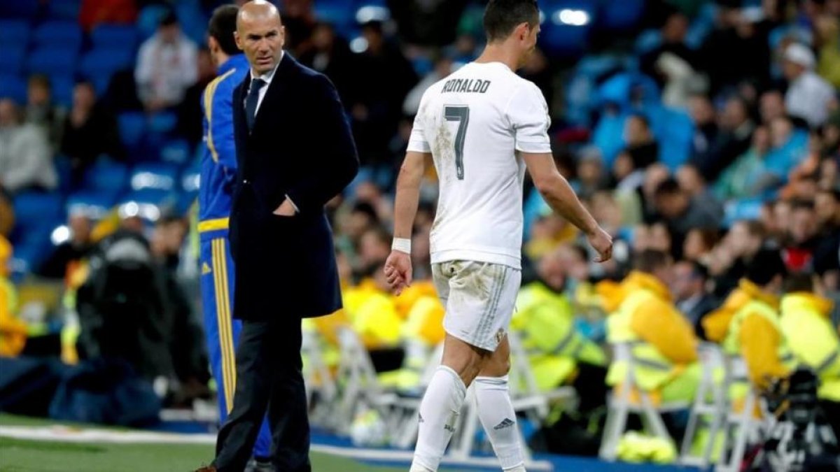 Zidane mira a Cristiano cuando el portugués se retira del campo lesionado en el encuentro ante el Vllarreal.-EFE / JUANJO MARTÍN