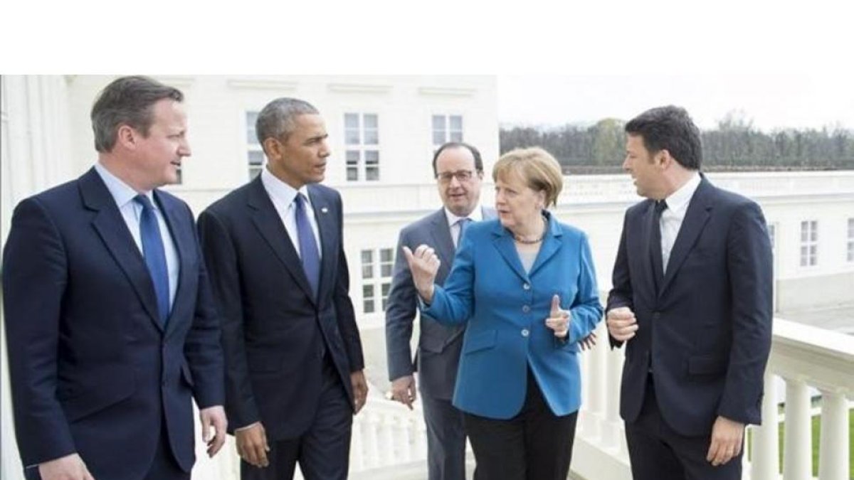 Merkel, junto a Hameron, Obama, Hollande y Renzi, en Hannover.-